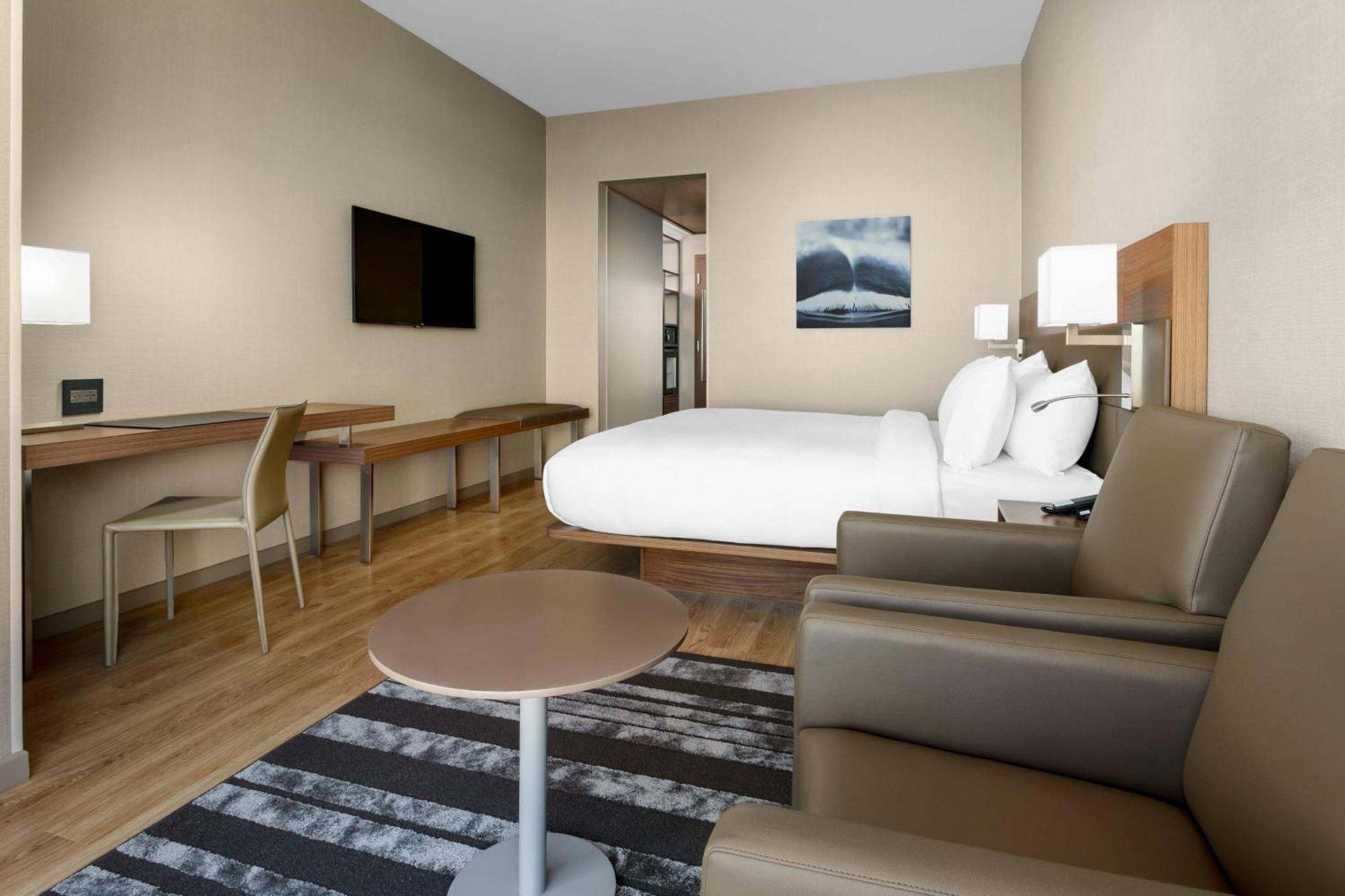 King Room with Bay View and Roll-In Shower - Mobility Access/Hearing Accessible